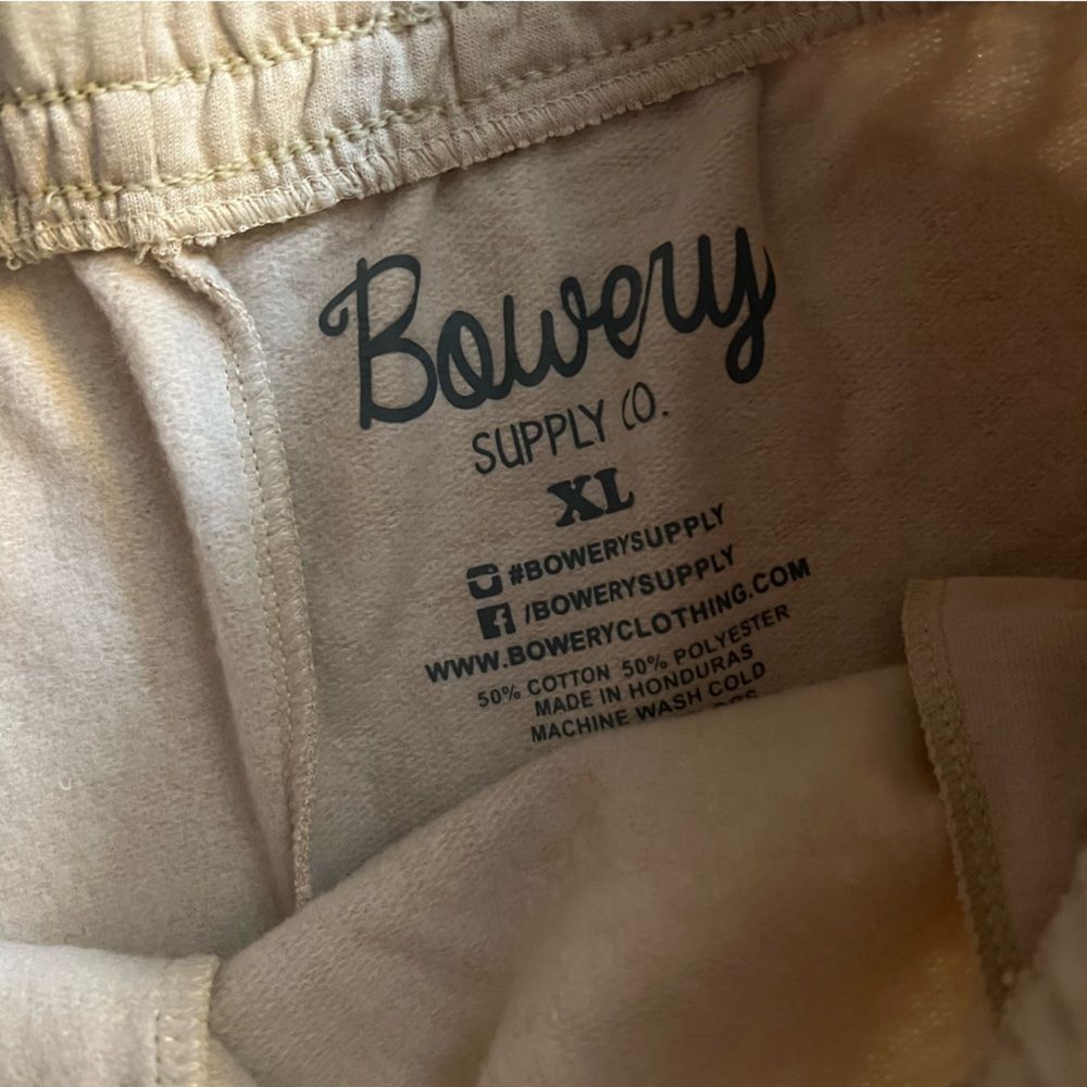 NEW Bowery Men’s Tan Mushroom Shorts 6’ - Picture 2 of 3